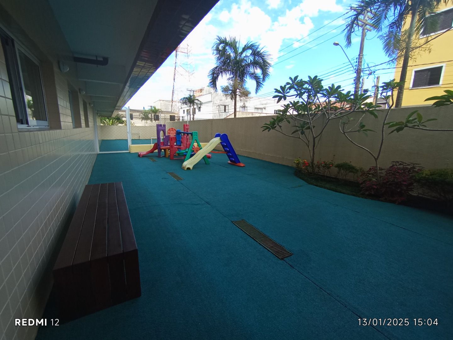 Apartamento duplex no Centro de Peruíbe com 280 m², 4 suítes, varanda gourmet, ofurô e vista permanente para o mar.