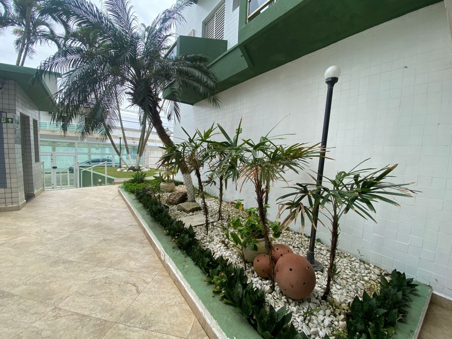 Cobertura na Estância Balneária Belmira Nova em Peruíbe com vista para o mar, sacada ampla, três dormitórios e localização a 200 metros da praia.