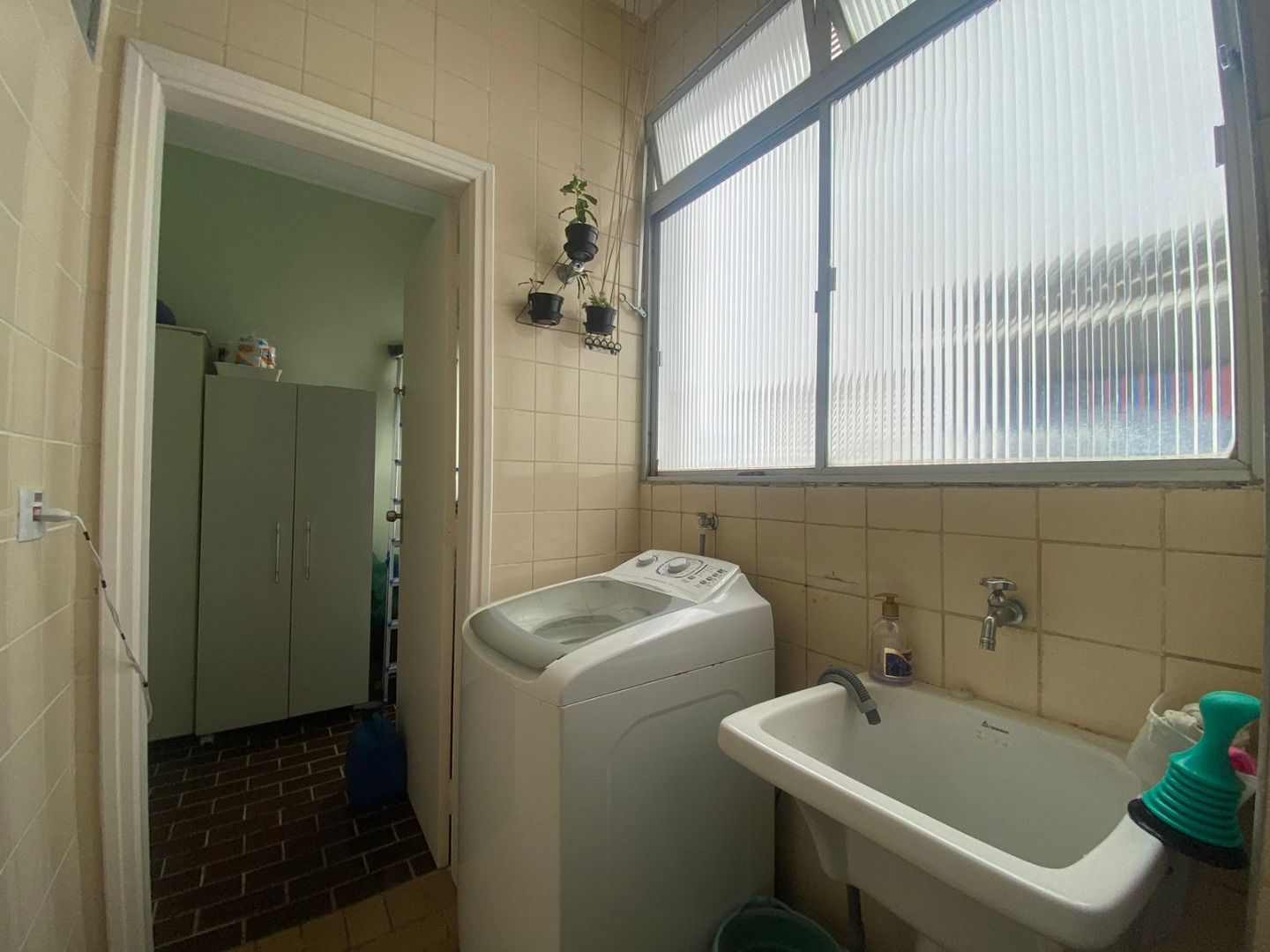 Apartamento na Estância Balneária Belmira Nova em Peruíbe com 3 dormitórios, sacada, vista para o mar e localização a 200 metros da praia.