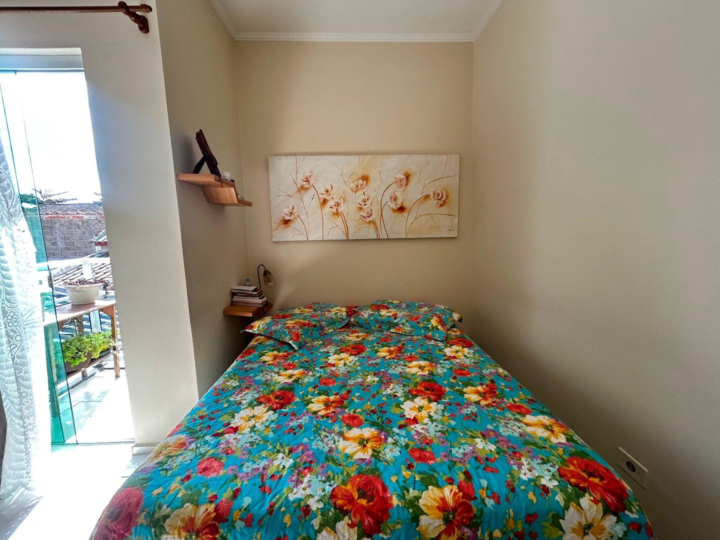 Apartamento na Balneário Stella Maris com 98 m², suíte, varanda, condomínio com piscina e a 500 metros da praia.