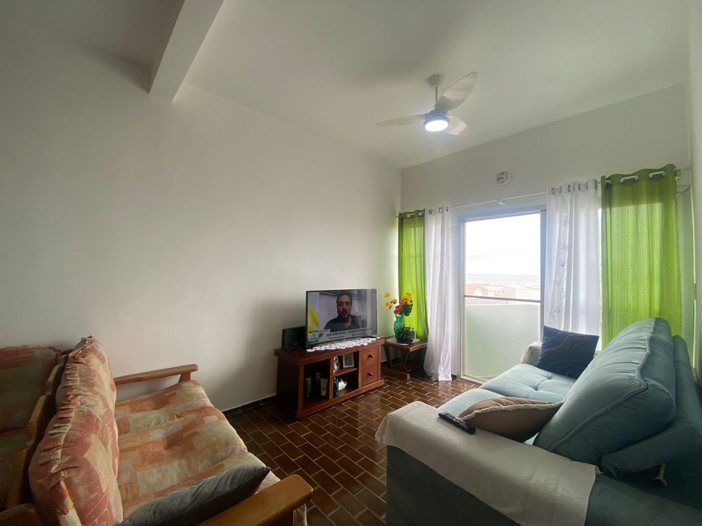 Apartamento na Estância Balneária Belmira Nova em Peruíbe com 3 dormitórios, sacada, vista para o mar e localização a 200 metros da praia.