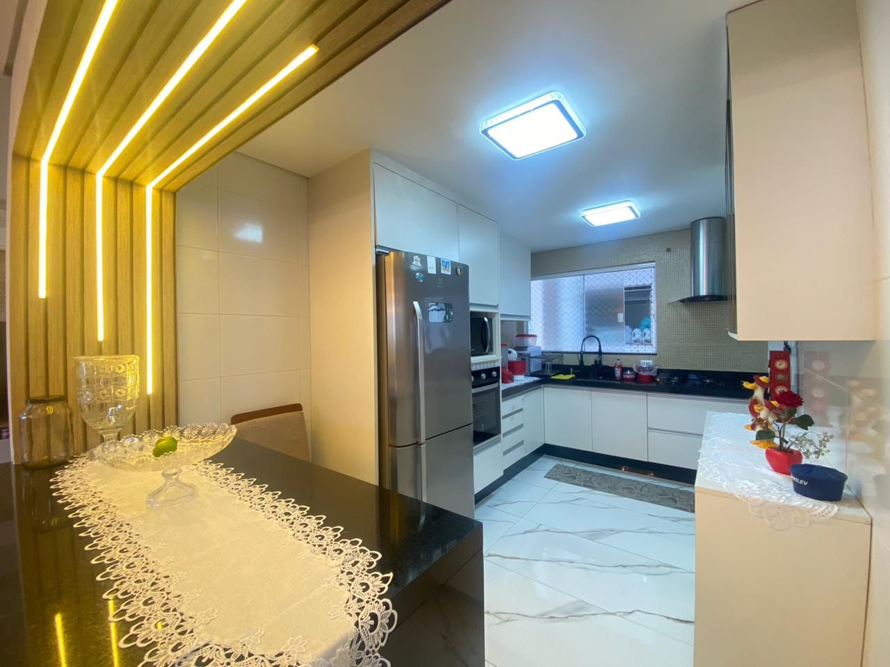 Apartamento no Centro de Peruíbe com 144 m², 3 dormitórios, varanda gourmet com vista para o mar e alto padrão.