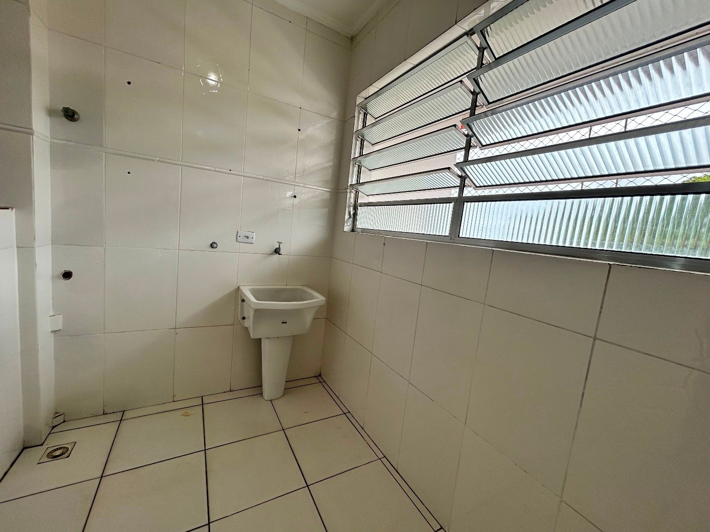 Apartamento no Balneário Três Marias, em Peruíbe, com 2 dormitórios, suíte, varanda integrada, condomínio com lazer e ótima localização.