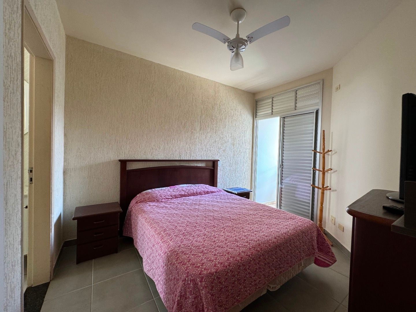 Cobertura no Balneário São João Batista, em Peruíbe, com 3 dormitórios, piscina privativa, sacada com vista para o mar e duas vagas de garagem.