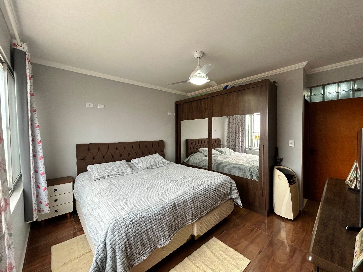 Apartamento no Centro de Peruíbe, com 129 m², 3 dormitórios, 2 suítes, ambientes integrados e vista para o mar.