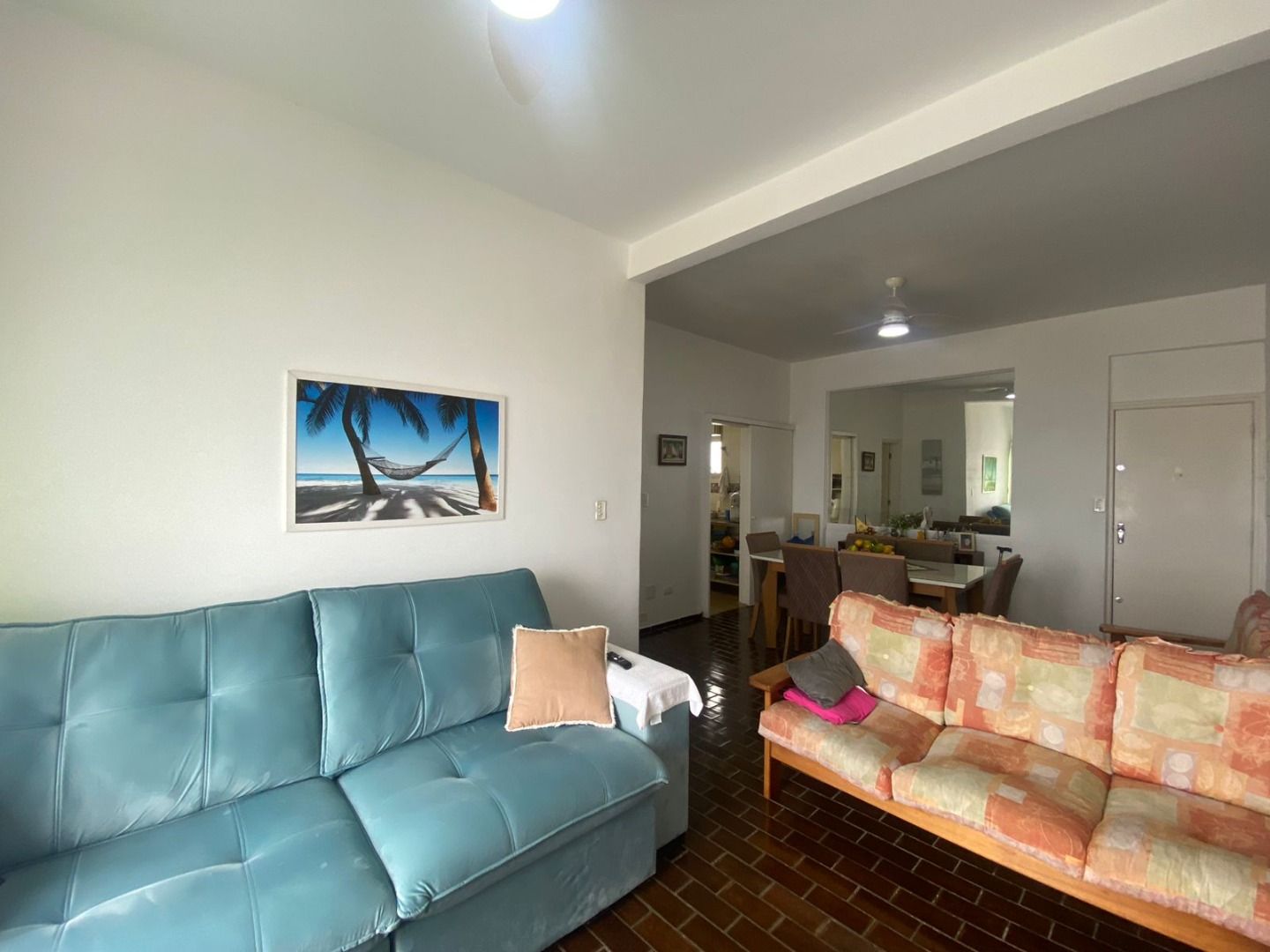 Apartamento na Estância Balneária Belmira Nova em Peruíbe com 3 dormitórios, sacada, vista para o mar e localização a 200 metros da praia.