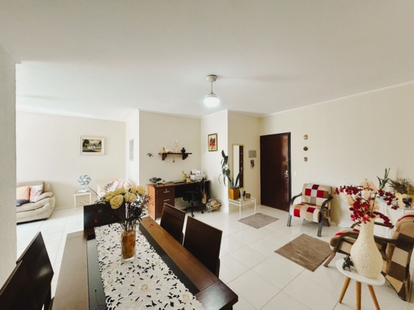 Apartamento na Balneário Stella Maris com 98 m², suíte, varanda, condomínio com piscina e a 500 metros da praia.