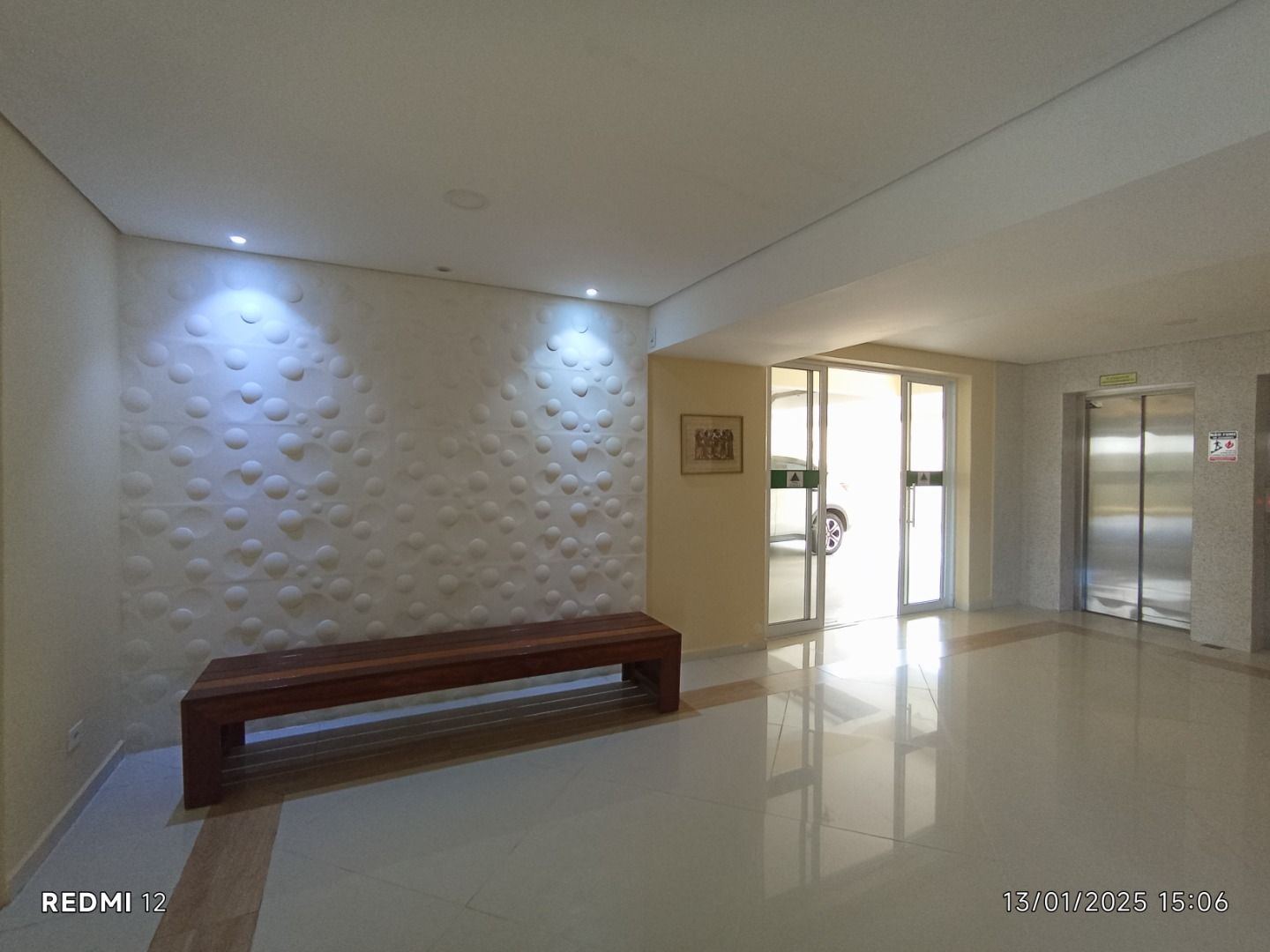 Apartamento duplex no Centro de Peruíbe com 280 m², 4 suítes, varanda gourmet, ofurô e vista permanente para o mar.