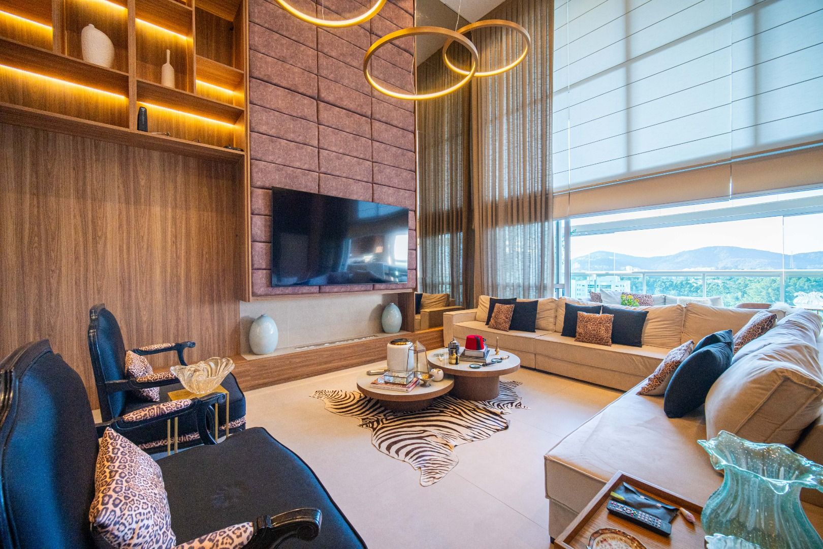 Apartamento em Alphaville Centro de Apoio I, Barueri, com 336 m², 5 suítes, piscina privativa, espaço gourmet, mobiliado e vista para o lago.