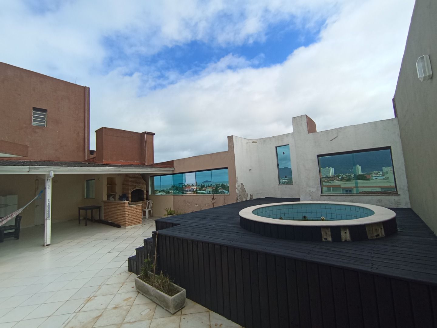 Cobertura duplex no Balneário Stella Maris, em Peruíbe, com 264 m², 3 dormitórios, suíte, jacuzzi, churrasqueira e área de lazer privativa.