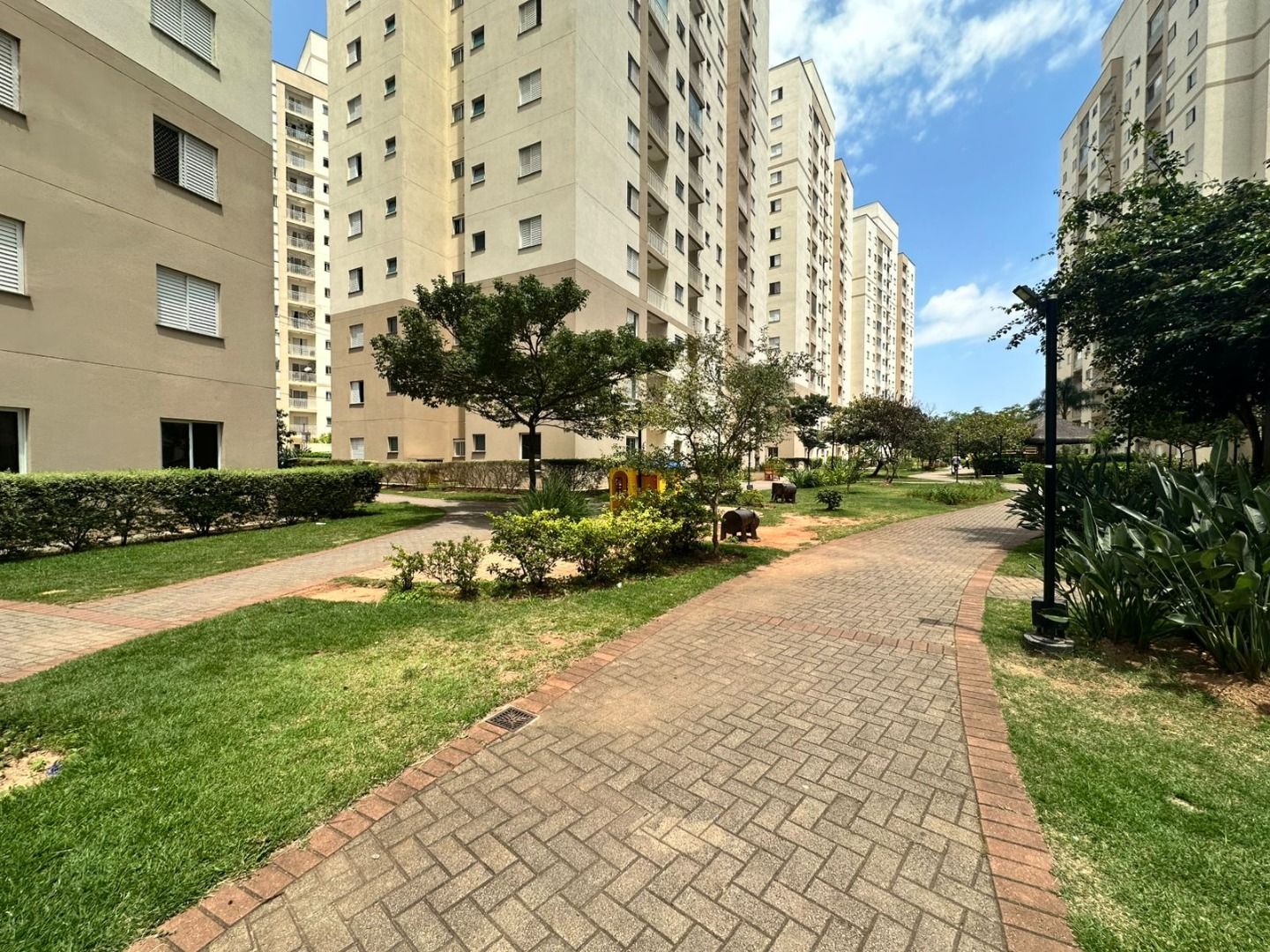 Apartamento no Condomínio Alphaview, em Barueri, com 83 m², suíte, sala ampliada, churrasqueira elétrica e 2 vagas.