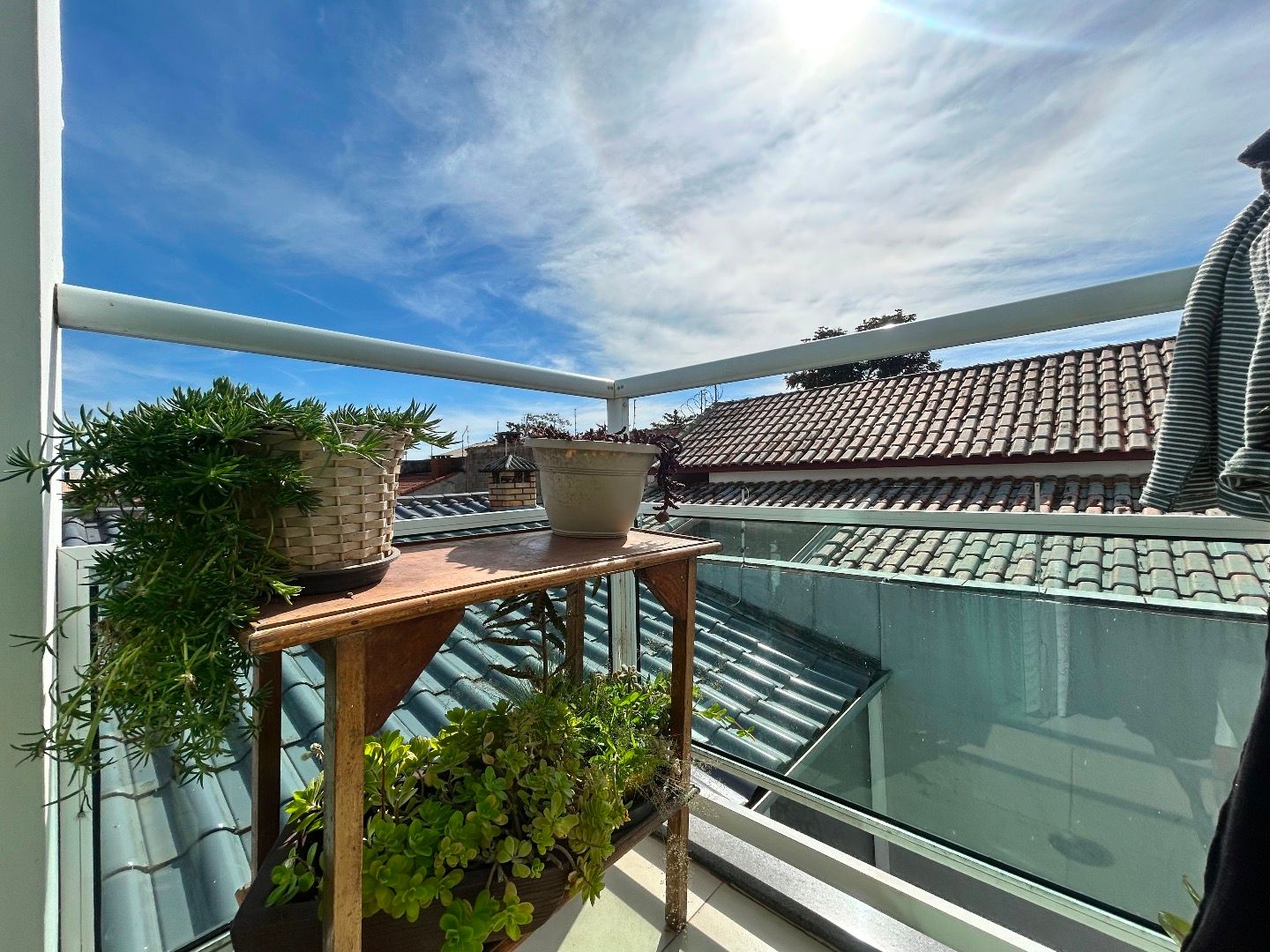 Apartamento na Balneário Stella Maris com 98 m², suíte, varanda, condomínio com piscina e a 500 metros da praia.