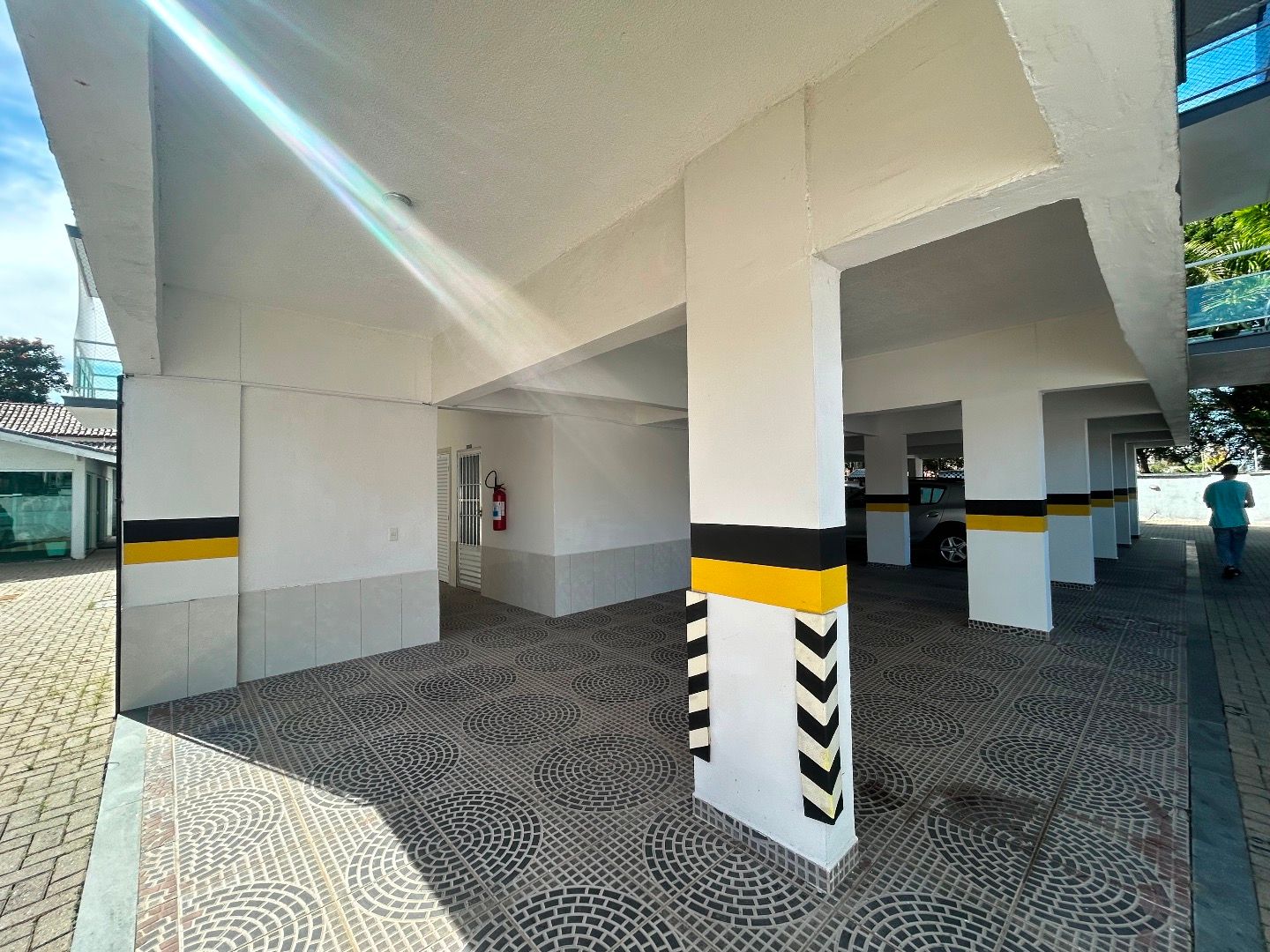 Apartamento na Balneário Stella Maris com 98 m², suíte, varanda, condomínio com piscina e a 500 metros da praia.