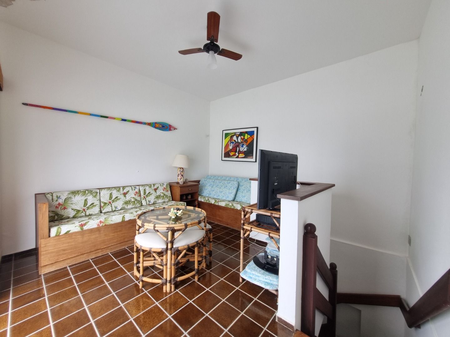 Cobertura na Estância Balneária Belmira Nova em Peruíbe com vista para o mar, sacada ampla, três dormitórios e localização a 200 metros da praia.