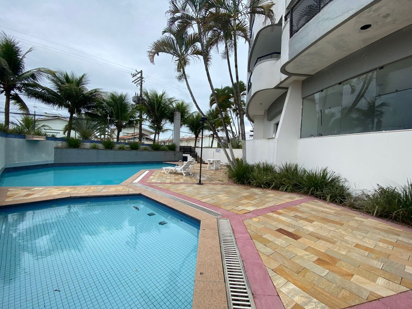 Apartamento no Balneário Samburá, em Peruíbe, com 2 dormitórios, suíte, sacadas com vista para o mar, condomínio com lazer e segurança 24 horas.