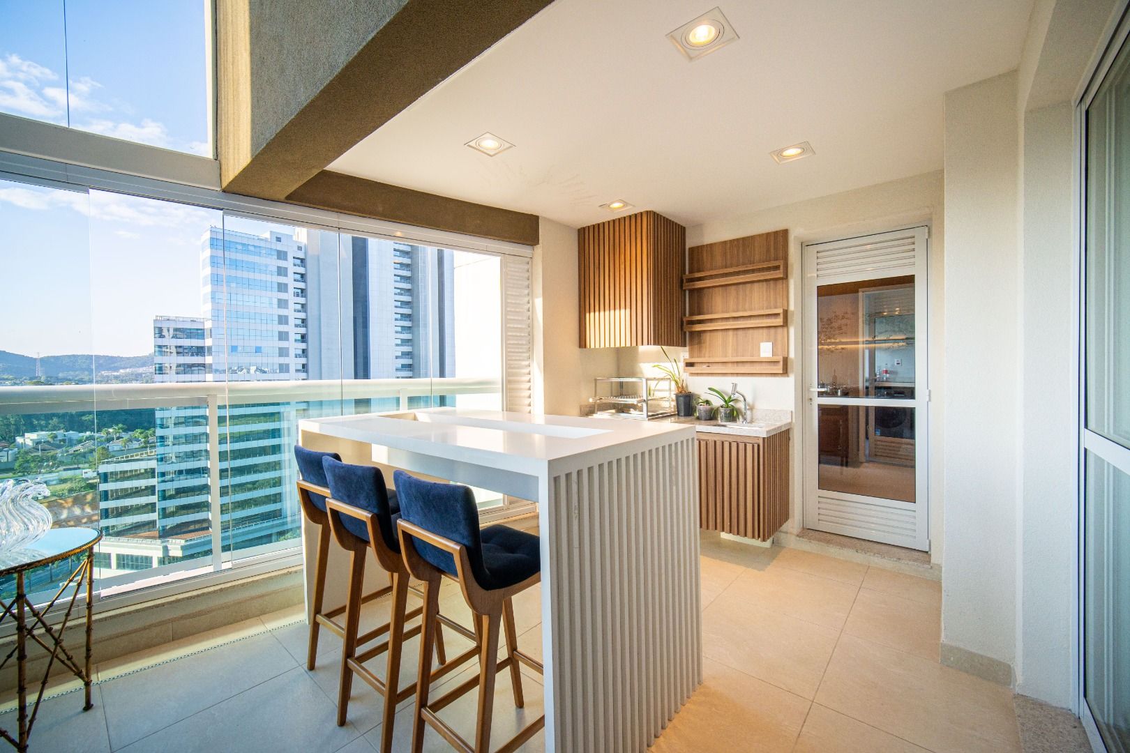 Apartamento em Alphaville Centro de Apoio I, Barueri, com 336 m², 5 suítes, piscina privativa, espaço gourmet, mobiliado e vista para o lago.