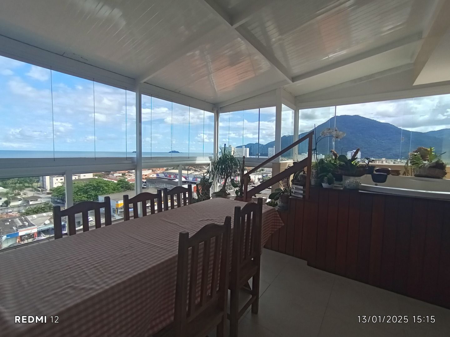 Apartamento duplex no Centro de Peruíbe com 280 m², 4 suítes, varanda gourmet, ofurô e vista permanente para o mar.