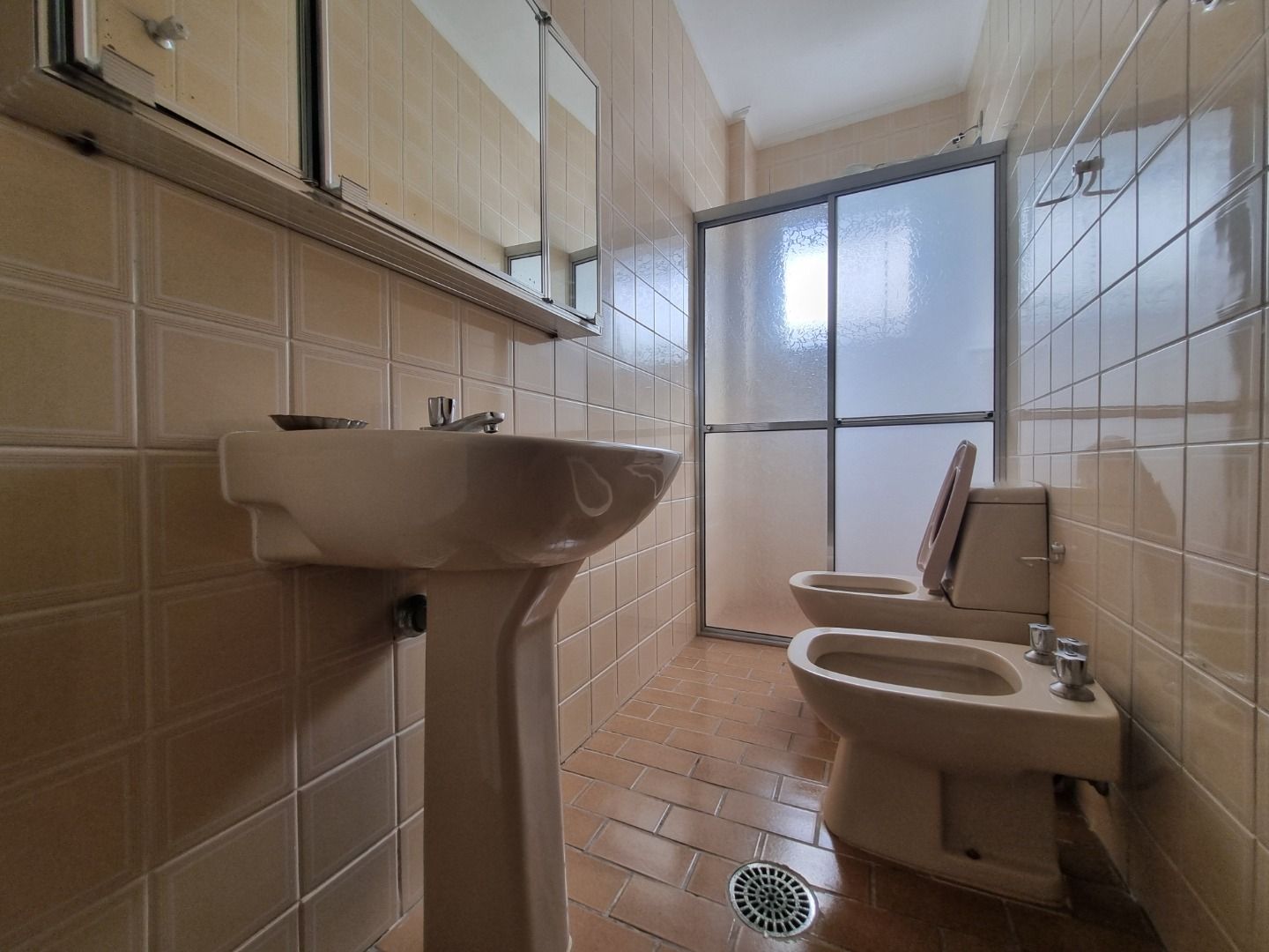 Cobertura na Estância Balneária Belmira Nova em Peruíbe com vista para o mar, sacada ampla, três dormitórios e localização a 200 metros da praia.