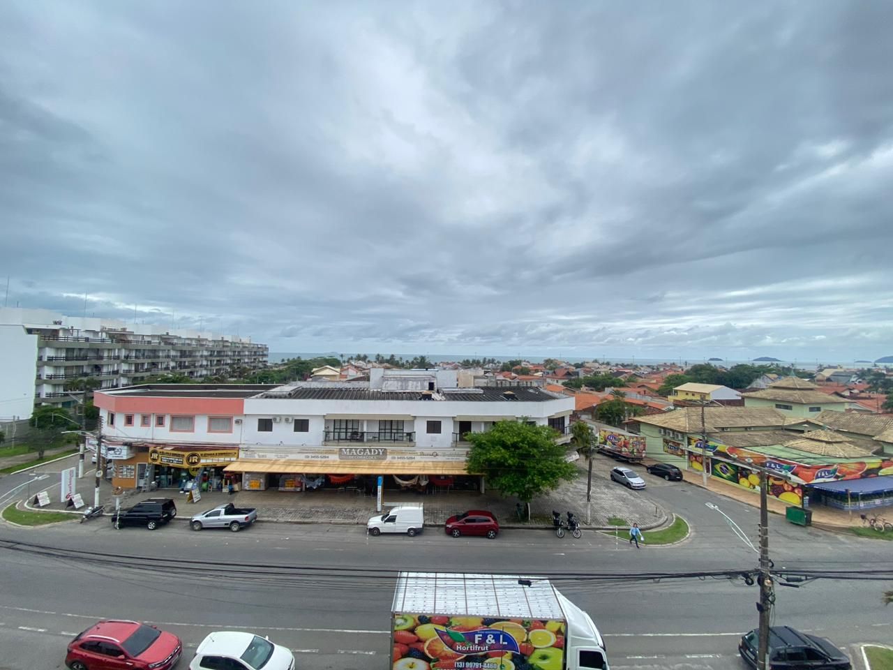 Apartamento no Balneário Samburá, em Peruíbe, com 2 dormitórios, suíte, sacadas com vista para o mar, condomínio com lazer e segurança 24 horas.