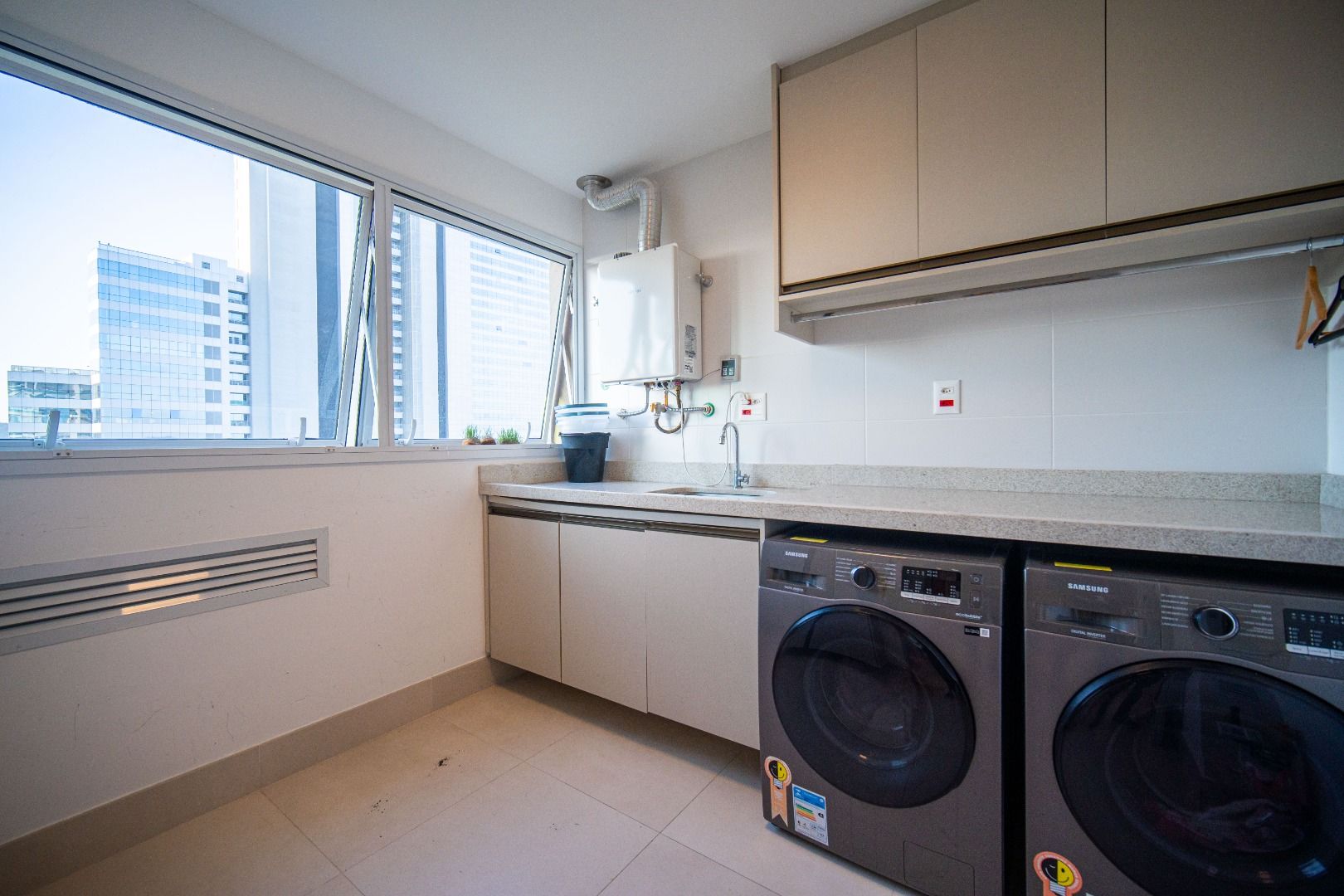 Apartamento em Alphaville Centro de Apoio I, Barueri, com 336 m², 5 suítes, piscina privativa, espaço gourmet, mobiliado e vista para o lago.