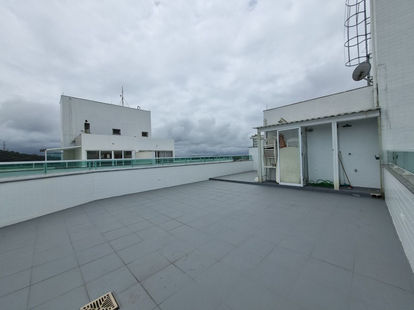 Cobertura na Estância Balneária Belmira Nova em Peruíbe com vista para o mar, sacada ampla, três dormitórios e localização a 200 metros da praia.