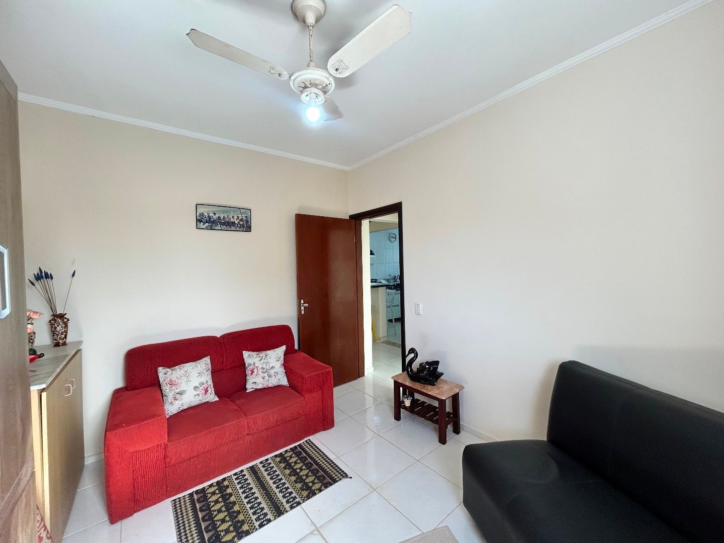 Apartamento na Balneário Stella Maris com 98 m², suíte, varanda, condomínio com piscina e a 500 metros da praia.