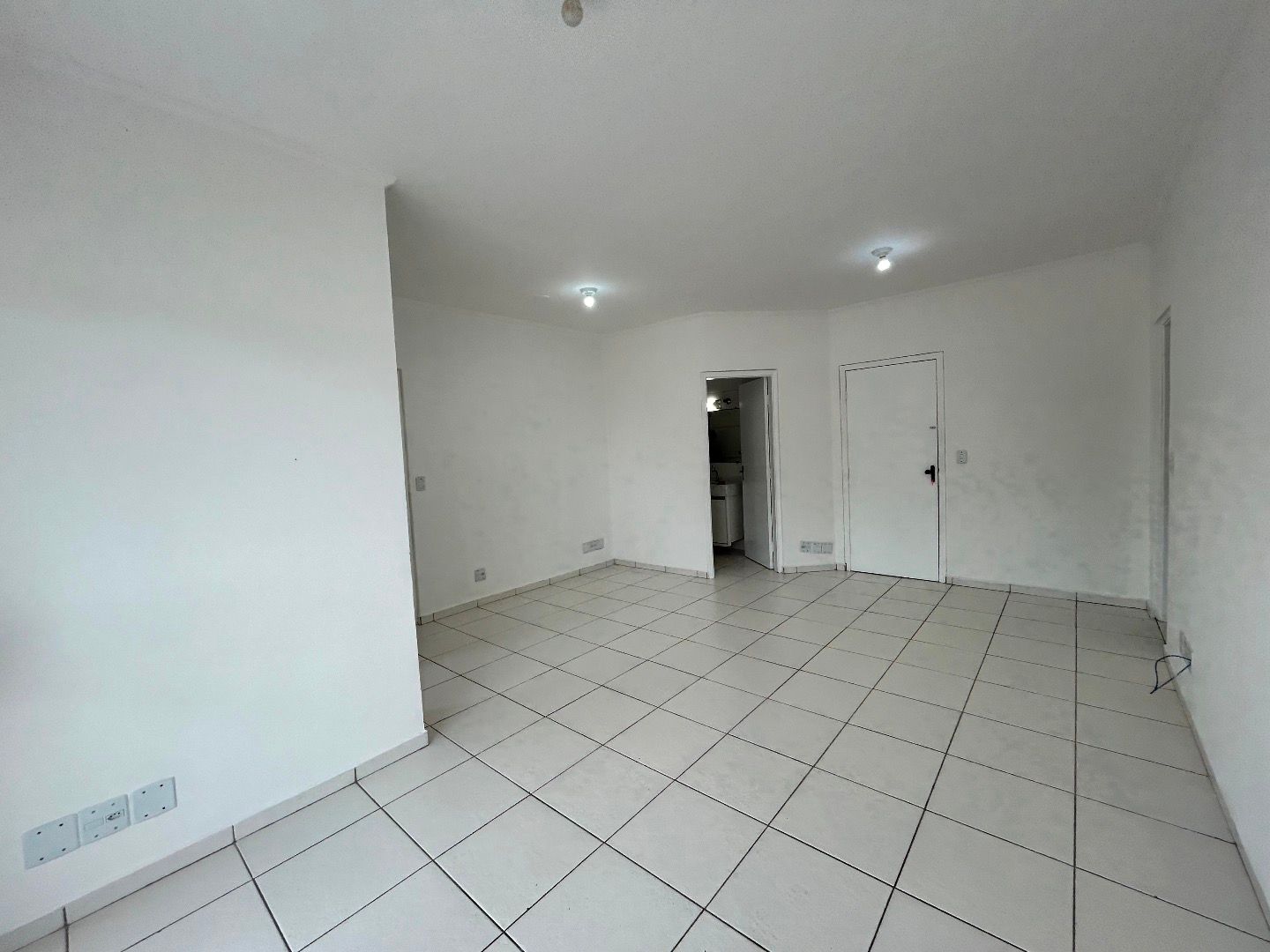 Apartamento no Balneário Três Marias, em Peruíbe, com 2 dormitórios, suíte, varanda integrada, condomínio com lazer e ótima localização.