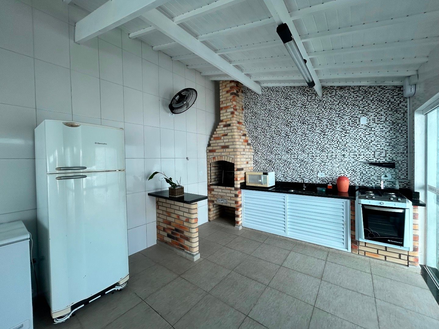 Apartamento na Balneário Stella Maris com 98 m², suíte, varanda, condomínio com piscina e a 500 metros da praia.