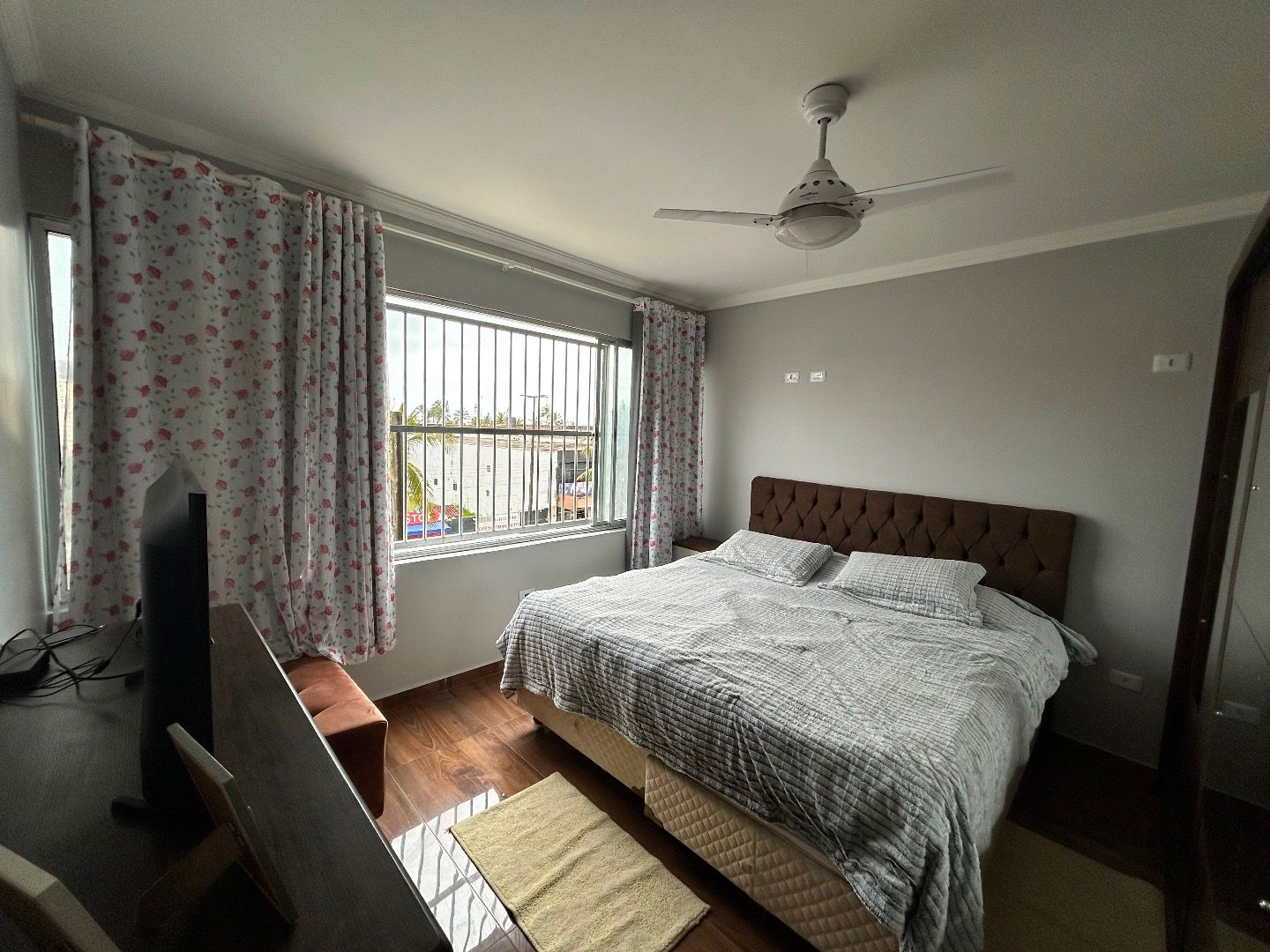 Apartamento no Centro de Peruíbe, com 129 m², 3 dormitórios, 2 suítes, ambientes integrados e vista para o mar.