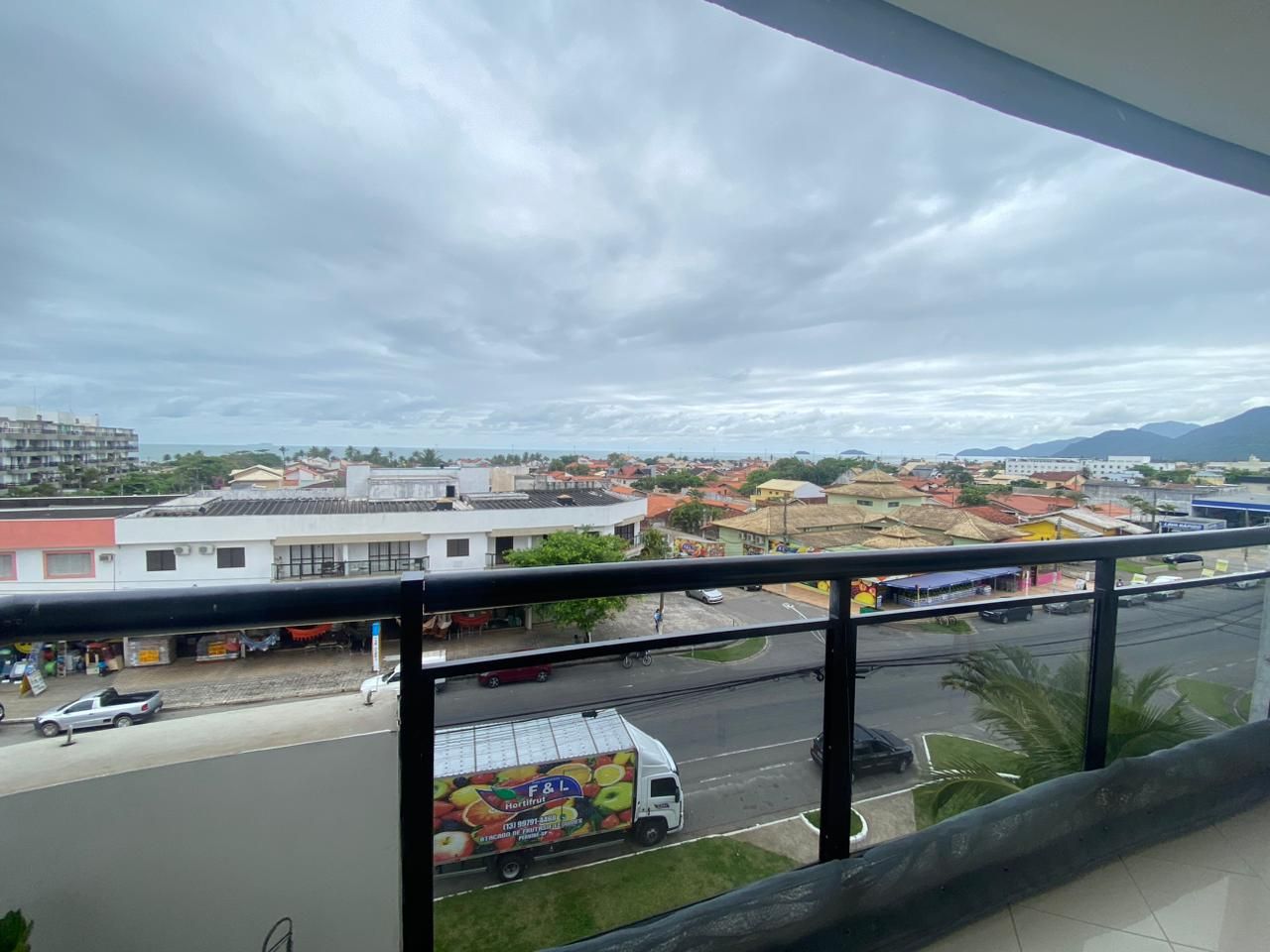 Apartamento no Balneário Samburá, em Peruíbe, com 2 dormitórios, suíte, sacadas com vista para o mar, condomínio com lazer e segurança 24 horas.