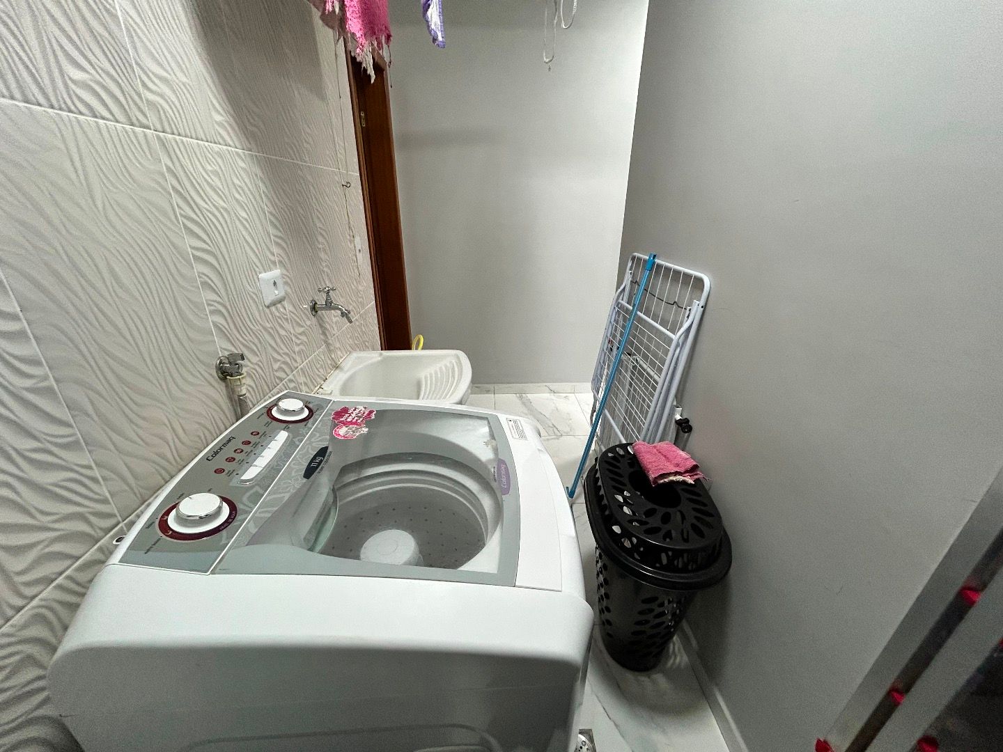 Apartamento no Centro de Peruíbe, com 129 m², 3 dormitórios, 2 suítes, ambientes integrados e vista para o mar.