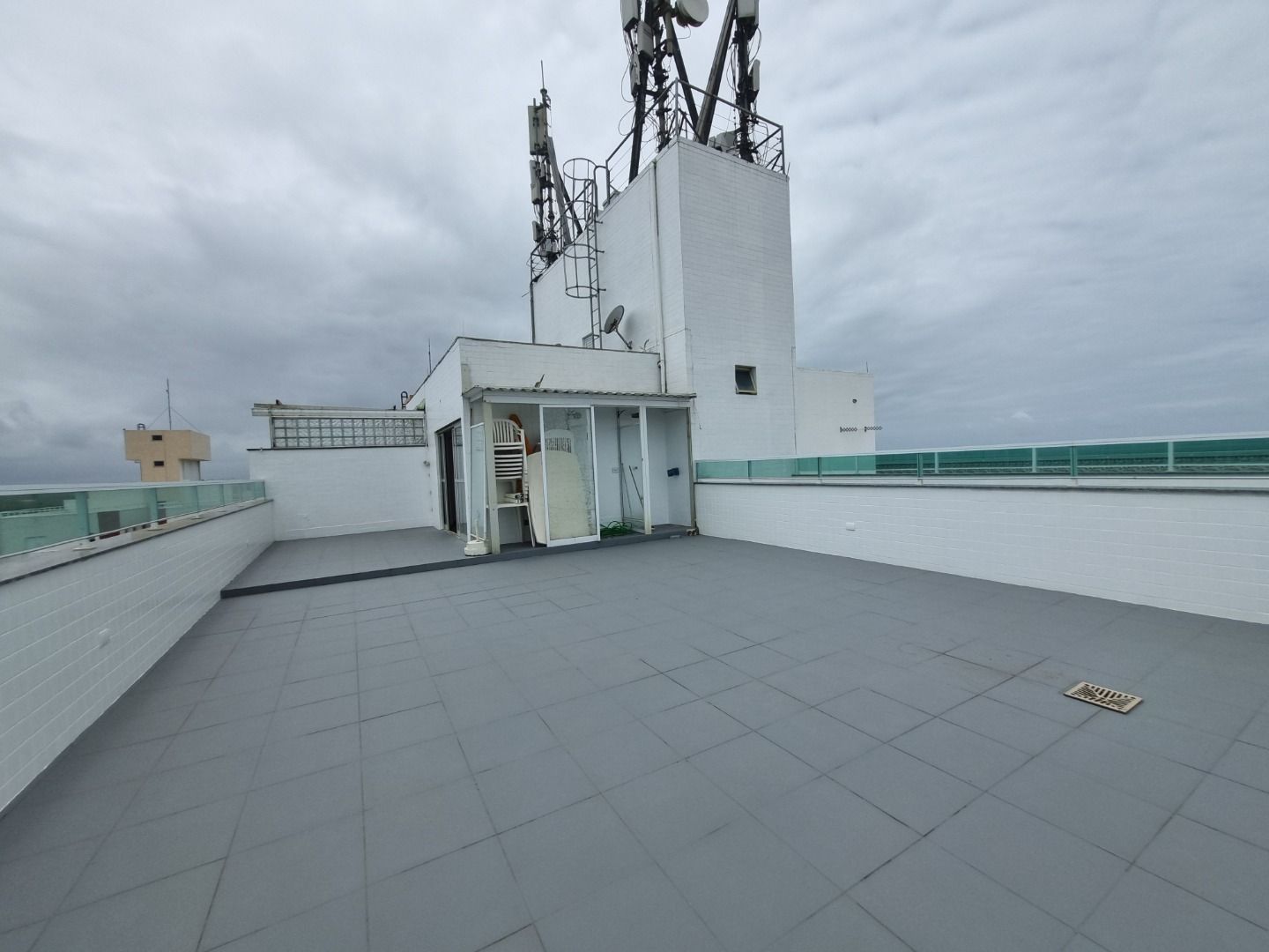 Cobertura na Estância Balneária Belmira Nova em Peruíbe com vista para o mar, sacada ampla, três dormitórios e localização a 200 metros da praia.