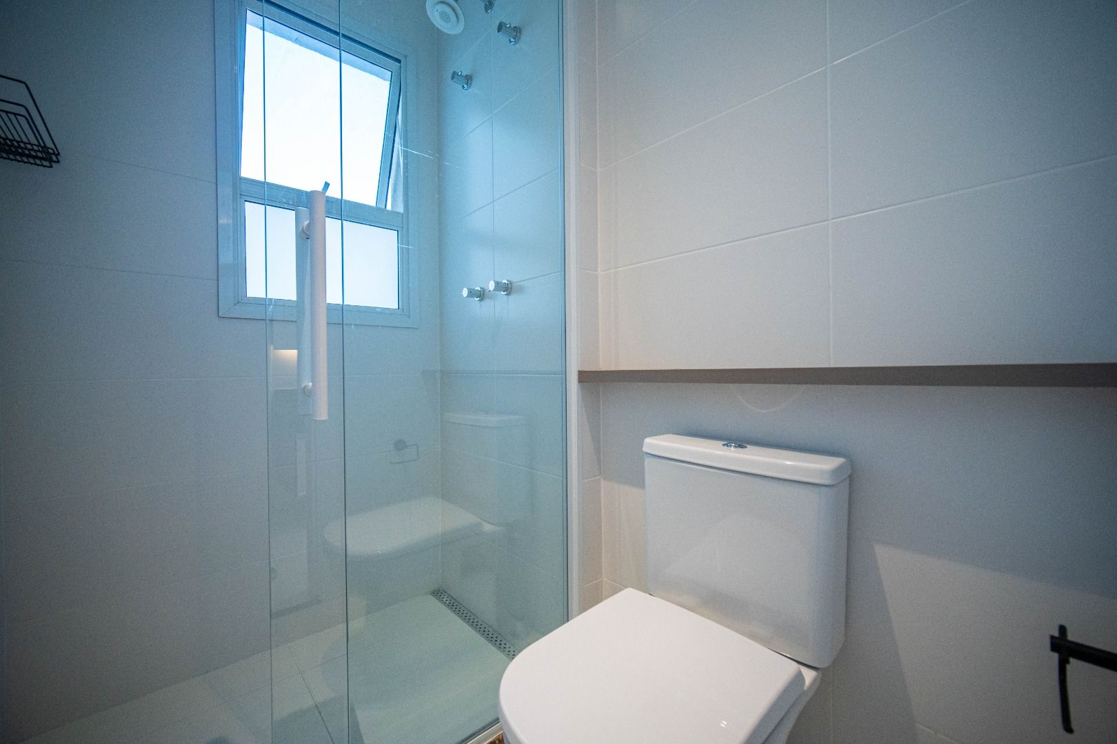 Apartamento em Alphaville Centro de Apoio I, Barueri, com 336 m², 5 suítes, piscina privativa, espaço gourmet, mobiliado e vista para o lago.