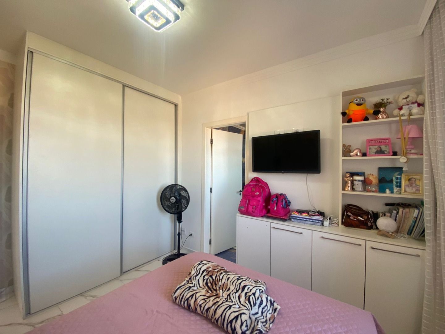 Apartamento no Centro de Peruíbe com 144 m², 3 dormitórios, varanda gourmet com vista para o mar e alto padrão.