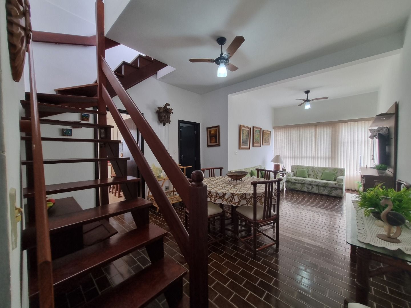 Cobertura na Estância Balneária Belmira Nova em Peruíbe com vista para o mar, sacada ampla, três dormitórios e localização a 200 metros da praia.