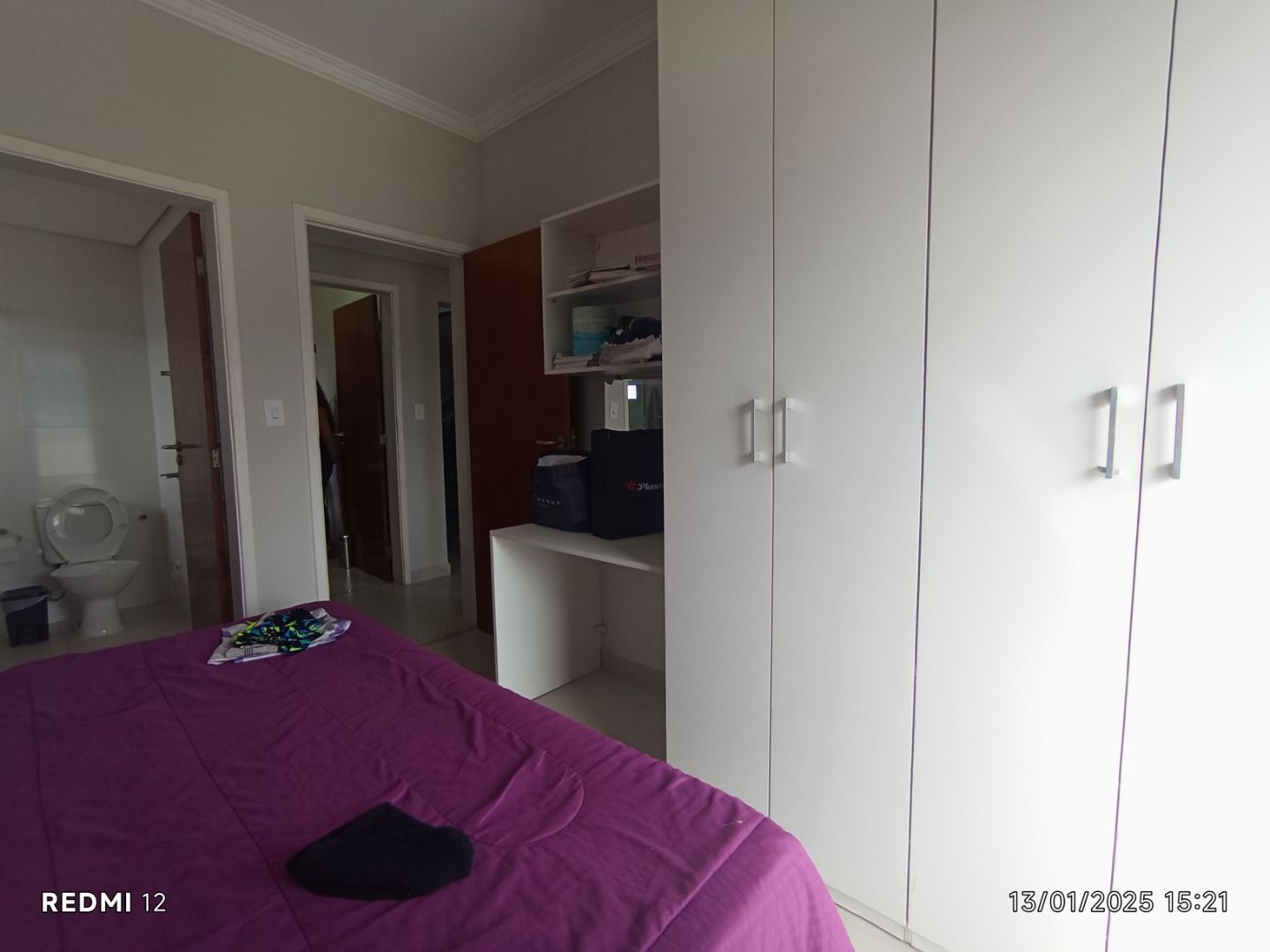 Apartamento duplex no Centro de Peruíbe com 280 m², 4 suítes, varanda gourmet, ofurô e vista permanente para o mar.