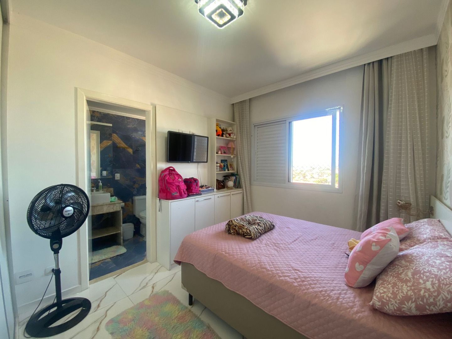 Apartamento no Centro de Peruíbe com 144 m², 3 dormitórios, varanda gourmet com vista para o mar e alto padrão.