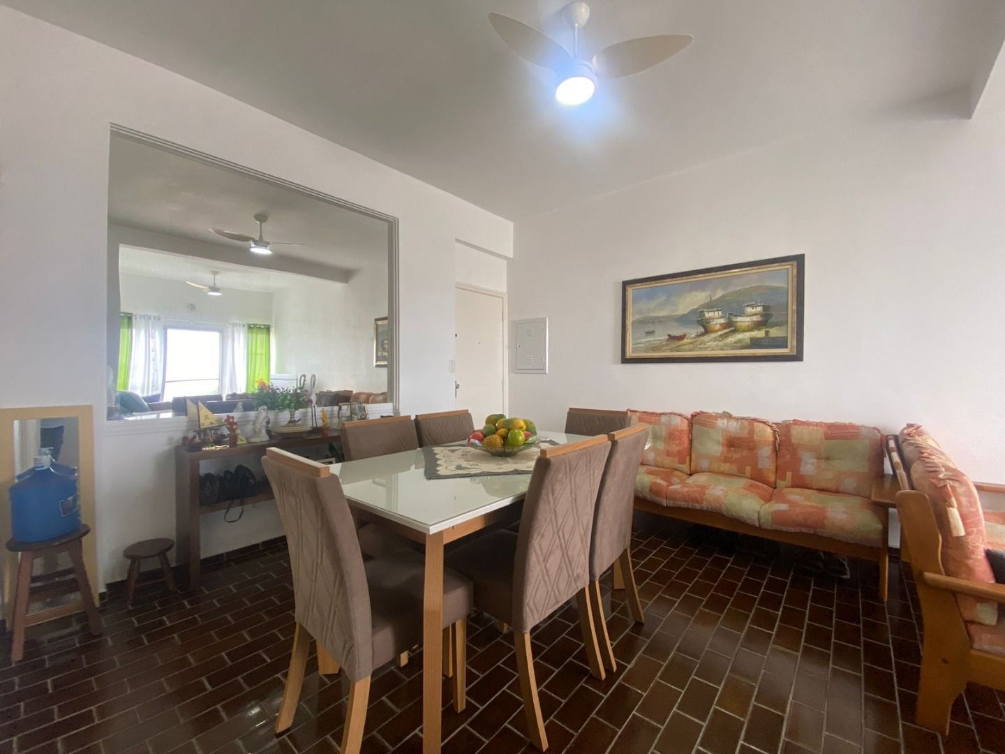 Apartamento na Estância Balneária Belmira Nova em Peruíbe com 3 dormitórios, sacada, vista para o mar e localização a 200 metros da praia.