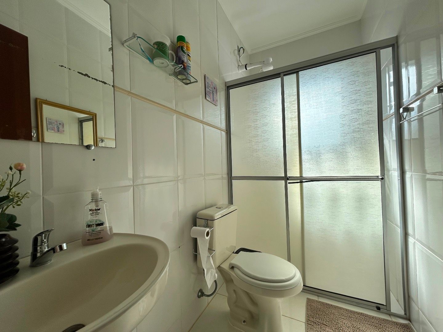 Apartamento na Balneário Stella Maris com 98 m², suíte, varanda, condomínio com piscina e a 500 metros da praia.