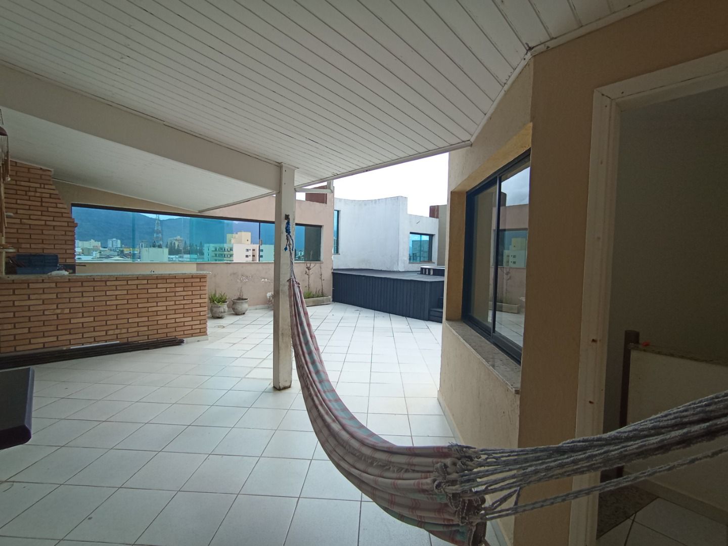 Cobertura duplex no Balneário Stella Maris, em Peruíbe, com 264 m², 3 dormitórios, suíte, jacuzzi, churrasqueira e área de lazer privativa.