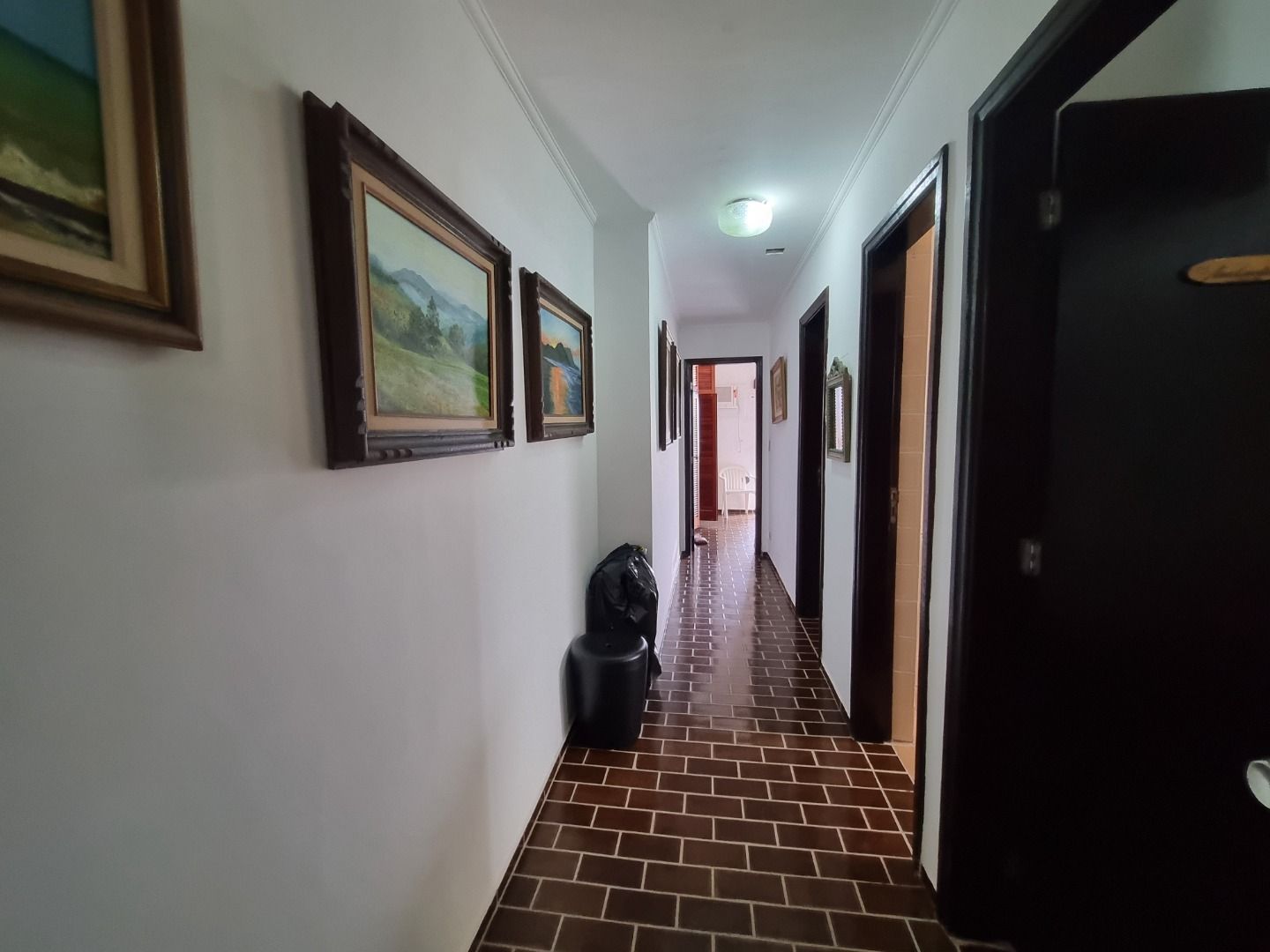 Cobertura na Estância Balneária Belmira Nova em Peruíbe com vista para o mar, sacada ampla, três dormitórios e localização a 200 metros da praia.