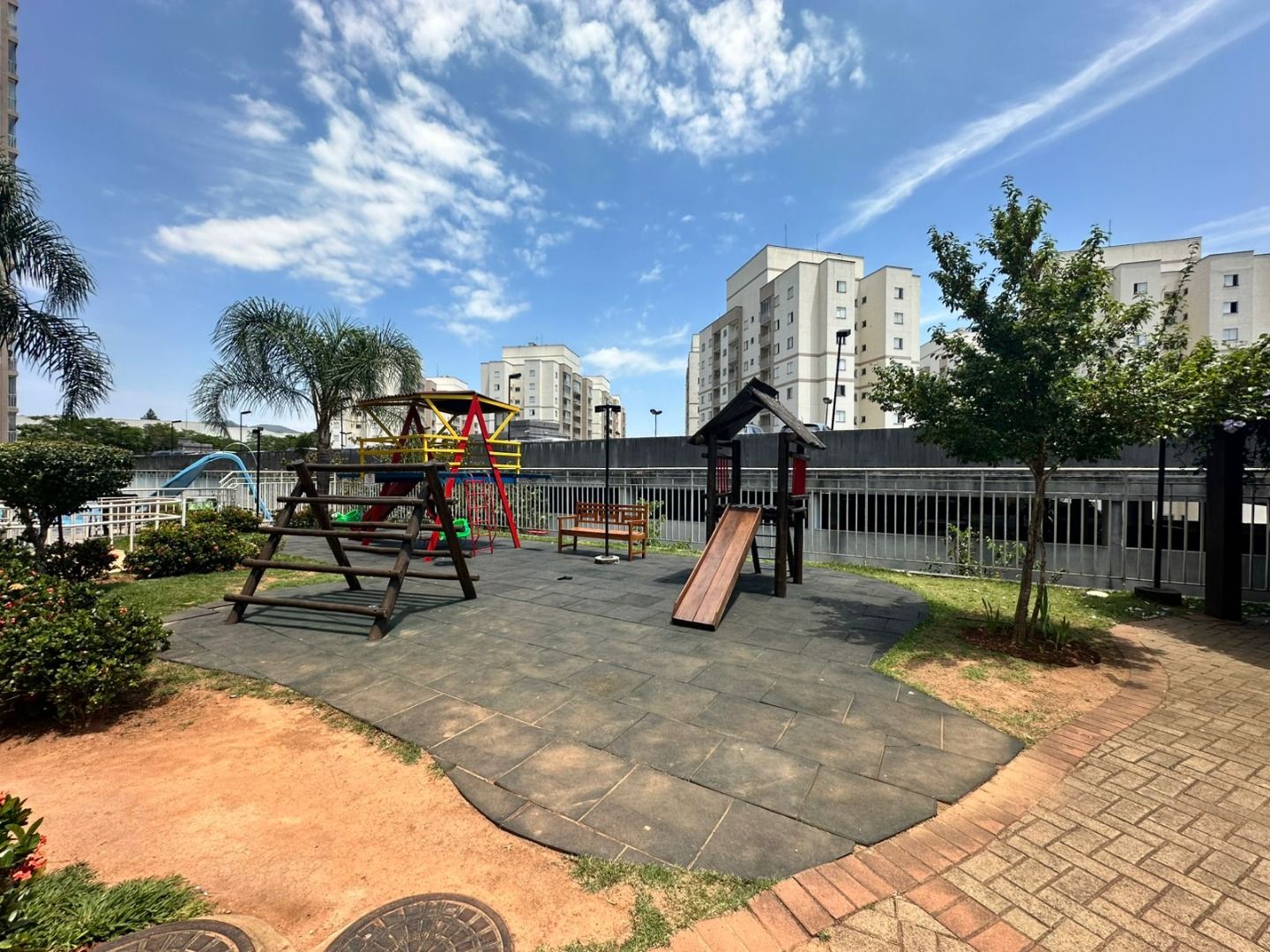 Apartamento no Condomínio Alphaview, em Barueri, com 83 m², suíte, sala ampliada, churrasqueira elétrica e 2 vagas.