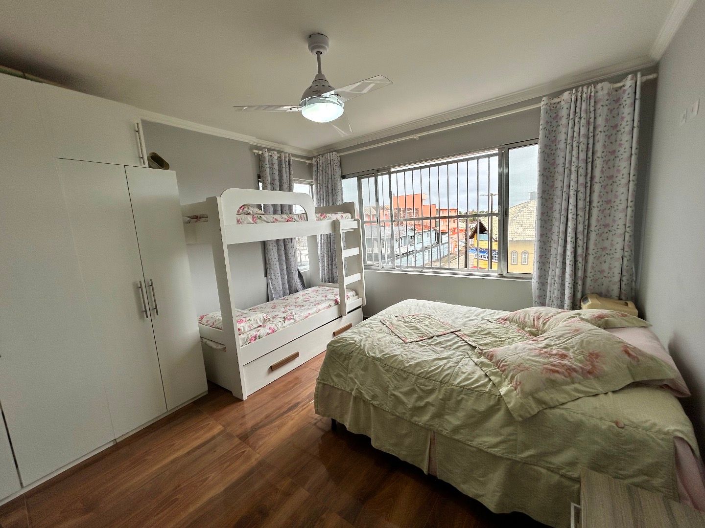 Apartamento no Centro de Peruíbe, com 129 m², 3 dormitórios, 2 suítes, ambientes integrados e vista para o mar.