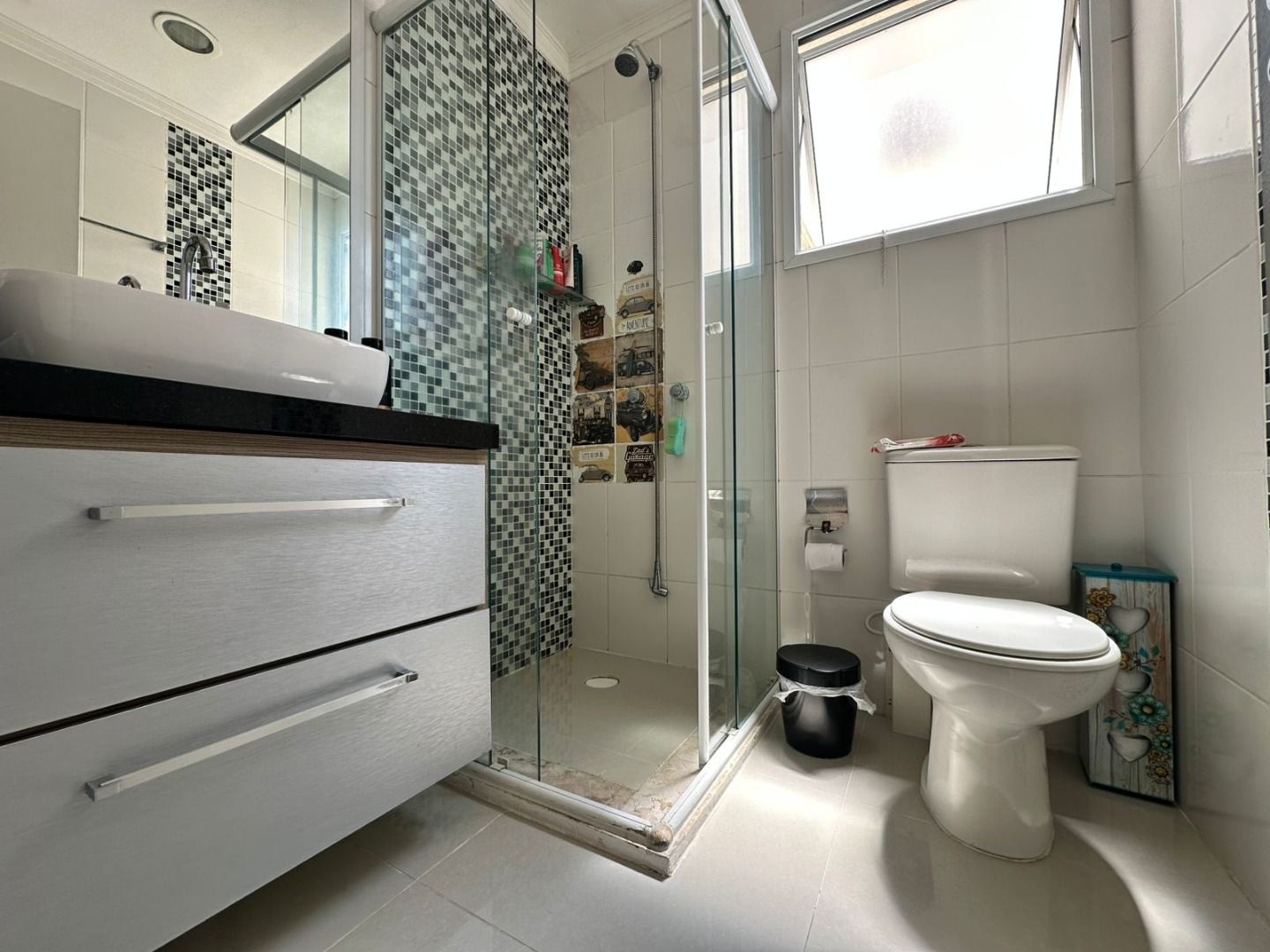 Apartamento no Condomínio Alphaview, em Barueri, com 83 m², suíte, sala ampliada, churrasqueira elétrica e 2 vagas.