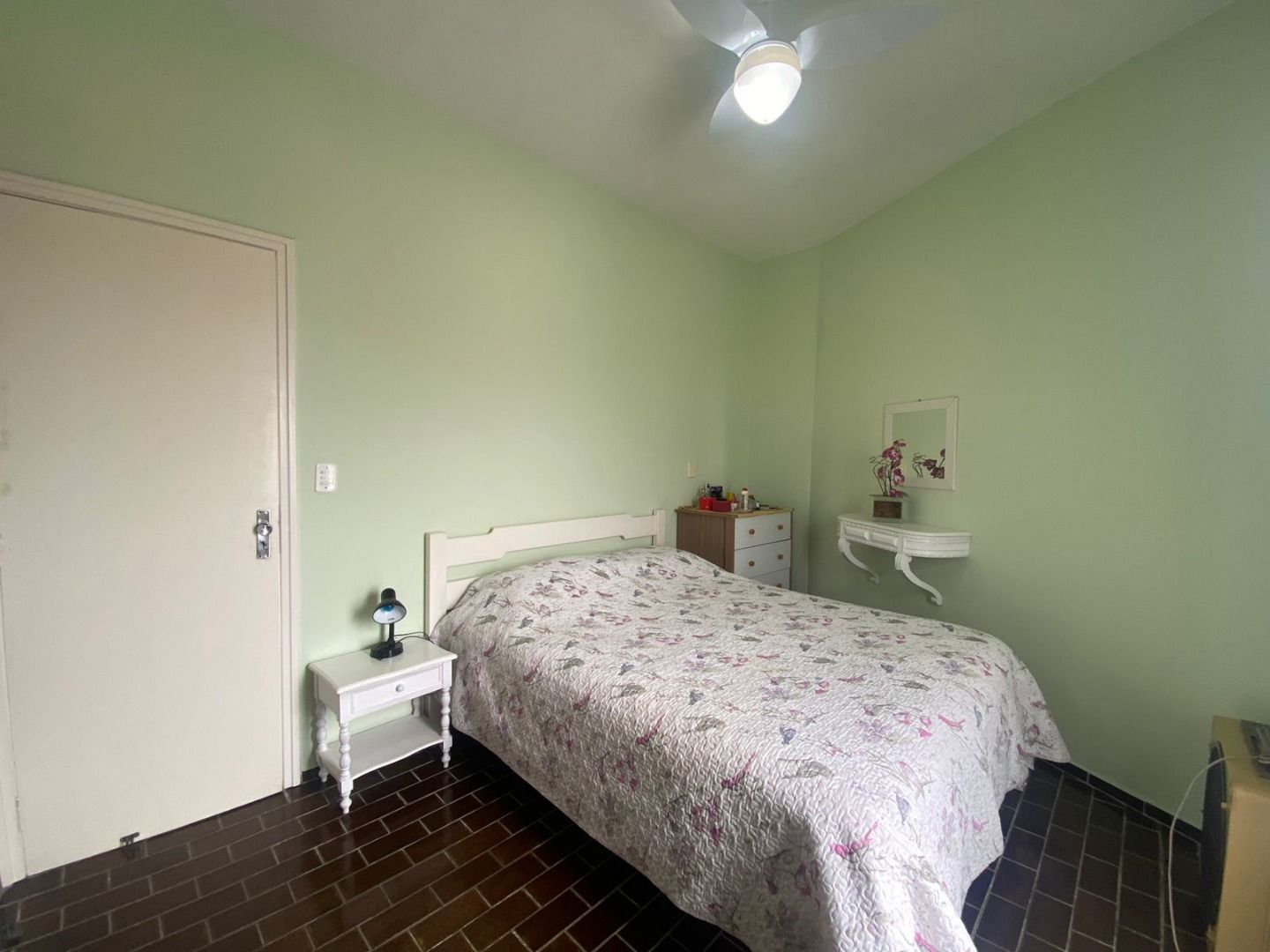 Apartamento na Estância Balneária Belmira Nova em Peruíbe com 3 dormitórios, sacada, vista para o mar e localização a 200 metros da praia.