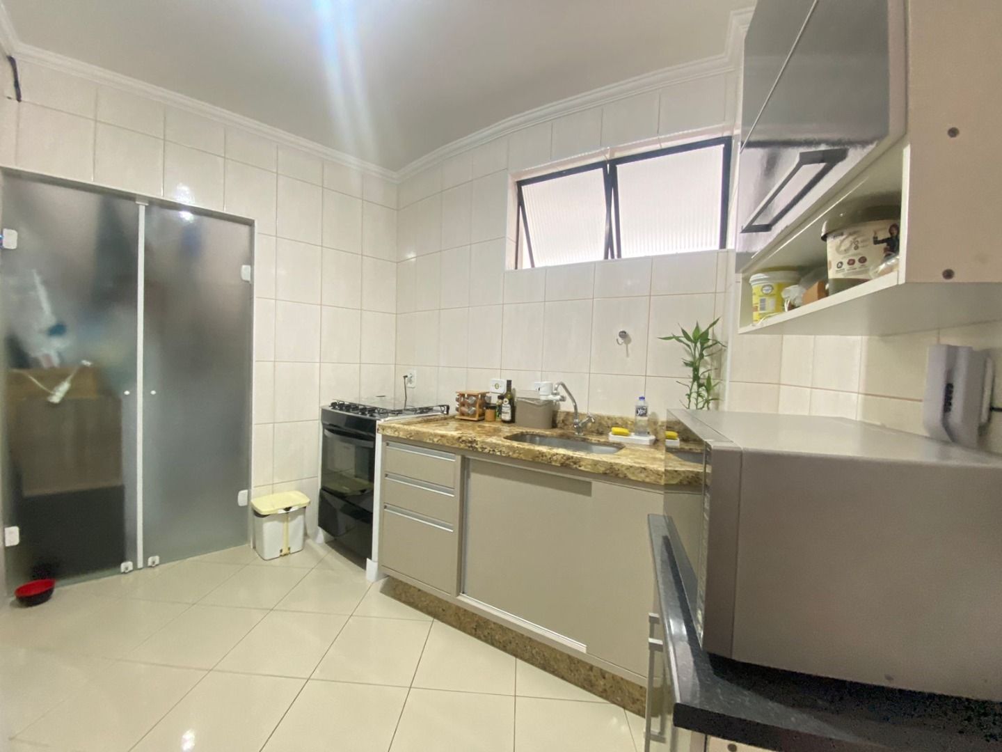 Apartamento no Balneário Samburá, em Peruíbe, com 2 dormitórios, suíte, sacadas com vista para o mar, condomínio com lazer e segurança 24 horas.