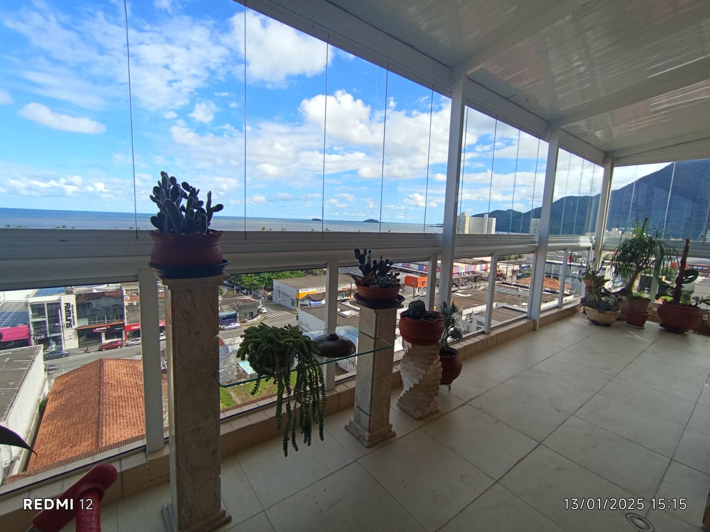 Apartamento duplex no Centro de Peruíbe com 280 m², 4 suítes, varanda gourmet, ofurô e vista permanente para o mar.