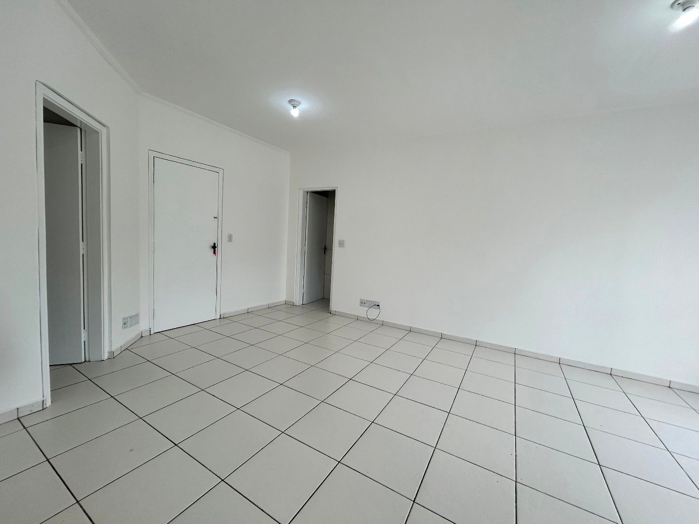 Apartamento no Balneário Três Marias, em Peruíbe, com 2 dormitórios, suíte, varanda integrada, condomínio com lazer e ótima localização.