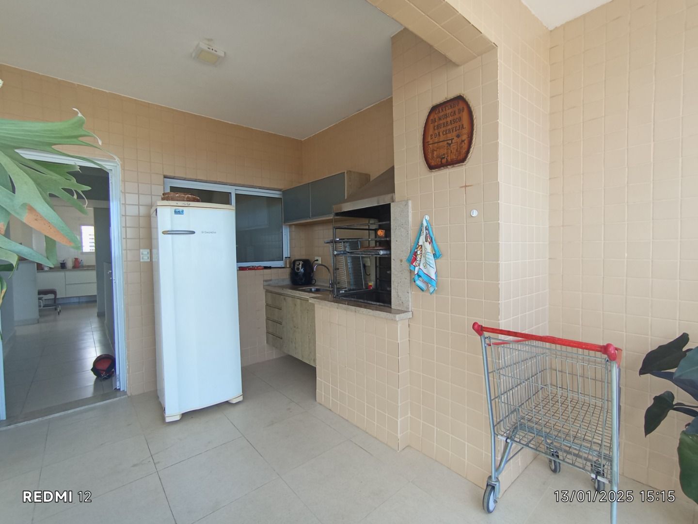 Apartamento duplex no Centro de Peruíbe com 280 m², 4 suítes, varanda gourmet, ofurô e vista permanente para o mar.