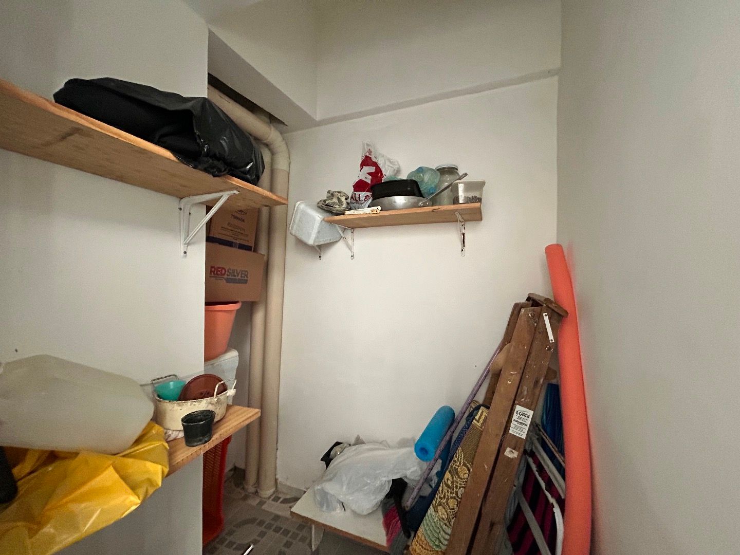 Apartamento na Balneário Stella Maris com 98 m², suíte, varanda, condomínio com piscina e a 500 metros da praia.